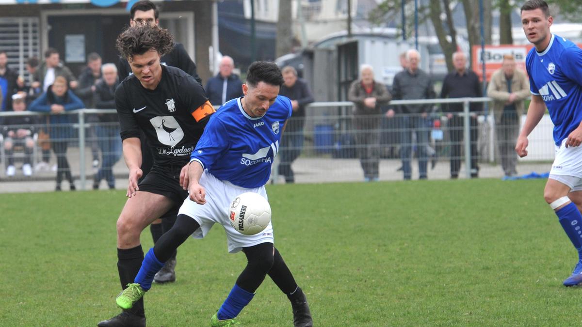 Twee Rode Kaarten Opstootjes En Relatief Veel Publiek Bij Blauw Wit